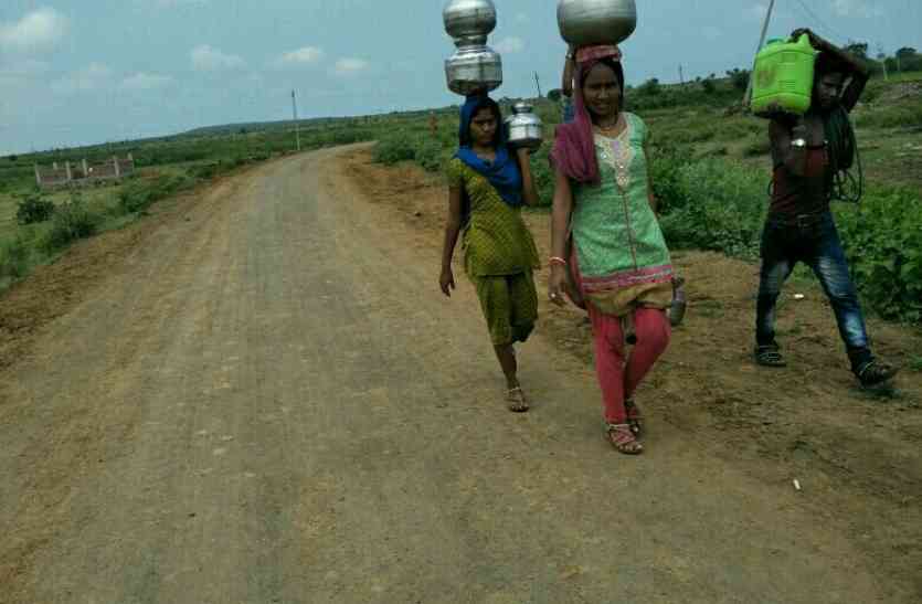 people has to drink water from dirty canal, water crises in village, pani ki samasya, पानी की किल्लत ने इस गांव के लोगों को वो काम करने पर मजबूर कर दिया जो आप सोच भी नहीं सकते