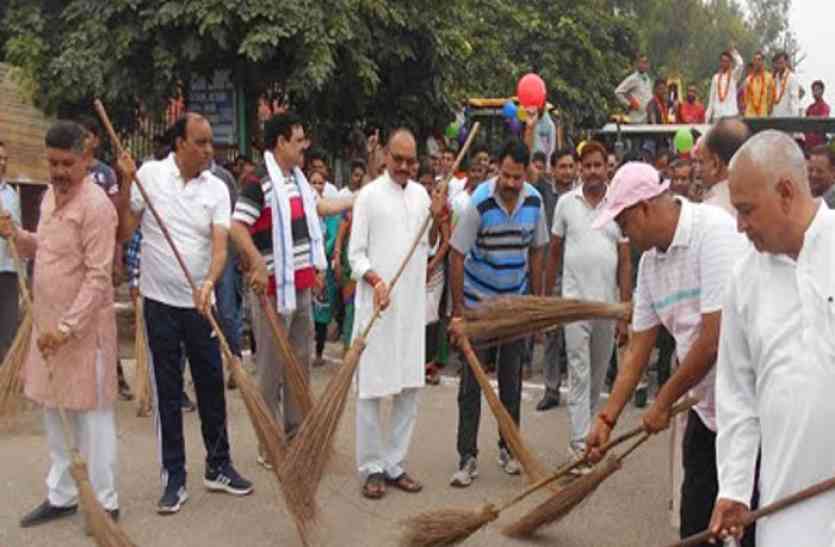 people sweeping शहर में सफाई बनाए रखने के लिए लोगों उठाई झाडू, शुरु हुआ एक दिन में भरतपुर साफ अभियान
