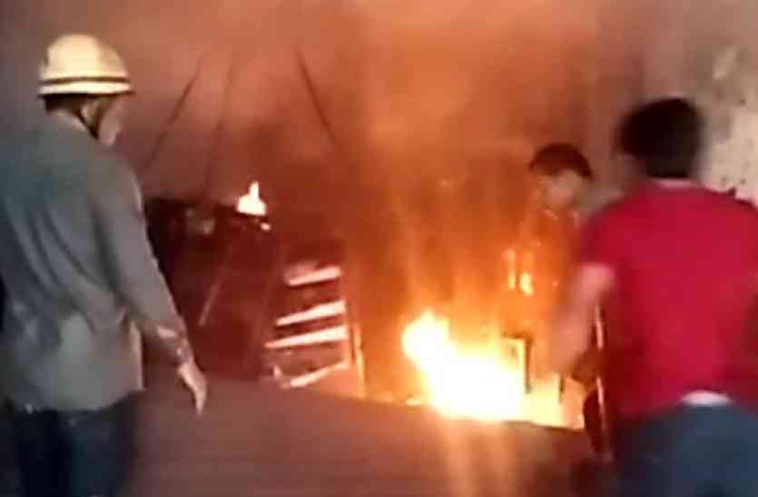 fire in bhopal सुबह-सुबह अचानक लगी आग, एक दुकान हुई खाक - देखें वीडियो