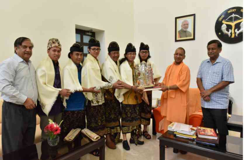 ram lila team of indonesia मुख्यमंत्री ने इण्डोनेशिया के रामलीला दल के कलाकारों से भेंट की