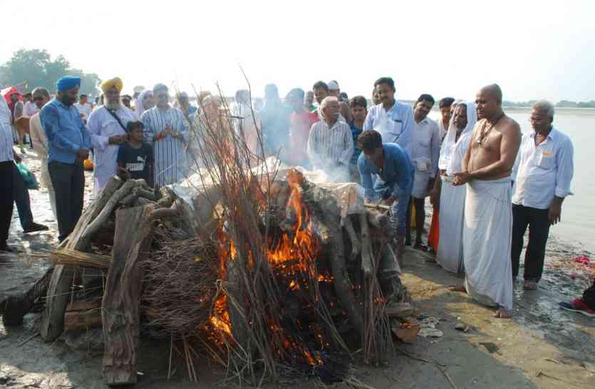 Nirmohi Akhada Sarpanch Mahant Bhaskar Das funeral in Ayodhya पंचतत्व में विलीन हुए राम जन्म भूमि के मुख्य पक्षकार दिवंगत महंत भास्कर दास