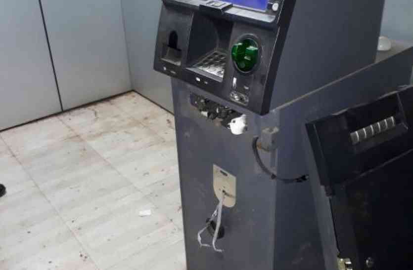 Robbers चोरी में सफल नहीं हुए तो चोरों ने ATM पर निकाला गुस्सा, जमकर की तोडफ़ोड़