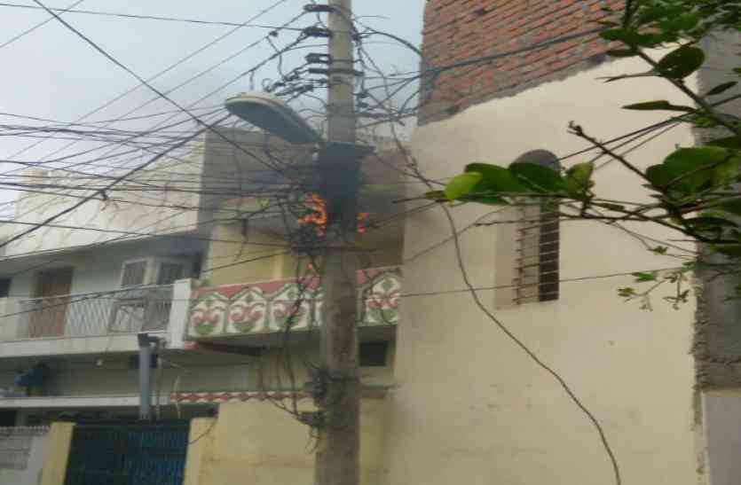 विद्युत विभाग की यह कैसी मरम्मत, जिस केबल को किया ठीक, दूसरे दिन फिर उसी केबल में लगी आग विद्युत विभाग की यह कैसी मरम्मत, जिस केबल को किया ठीक, दूसरे दिन फिर उसी केबल में लगी आग
