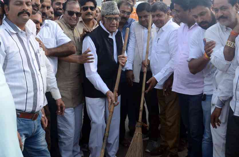 BJP भारतीय जनता पार्टी के जनप्रतिनिधियों ने शहर में की सफाई