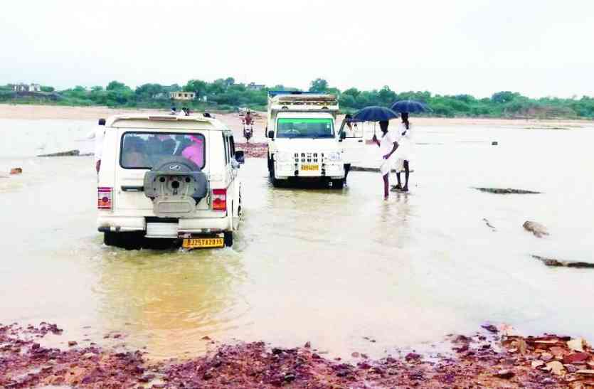 sawimadhopur क्षतिग्रस्त रपट से आए दिन हो रहे वाहन दुर्घटनाग्रस्त