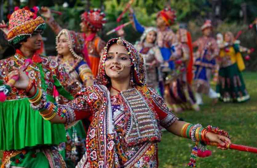 top10 Best Navratri Garbaa Songs for Gujrati, Navratri,navratri news,navratri songs, Navratri Songs, Garbaa Songs,Garbaa Songs for Gujrati,garba songs list,gujrati garba songs mp3,hindi garba songs,download garba song dholida,navratri garba gujarati free download,navratri garba songs mp3 free download hindi,Indhana Winva,Chehar Maa,Navrang Chundi top10 Best Navratri Garbaa Songs- एमपी के इस शहर में गुजराती समाज का गरबा है सबसे अलग