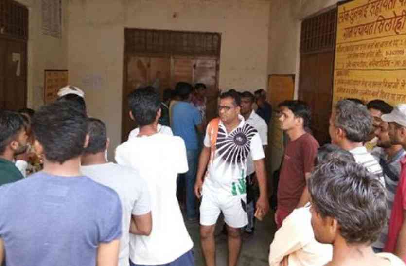Dungarpur, dungarpur news, ruckus, sarpanch, dungarpur latest hindi news डूंगरपुर : सरपंच,पूर्व सरपंच एवं कनिष्ठ लिपिक को कक्ष में किया बंद