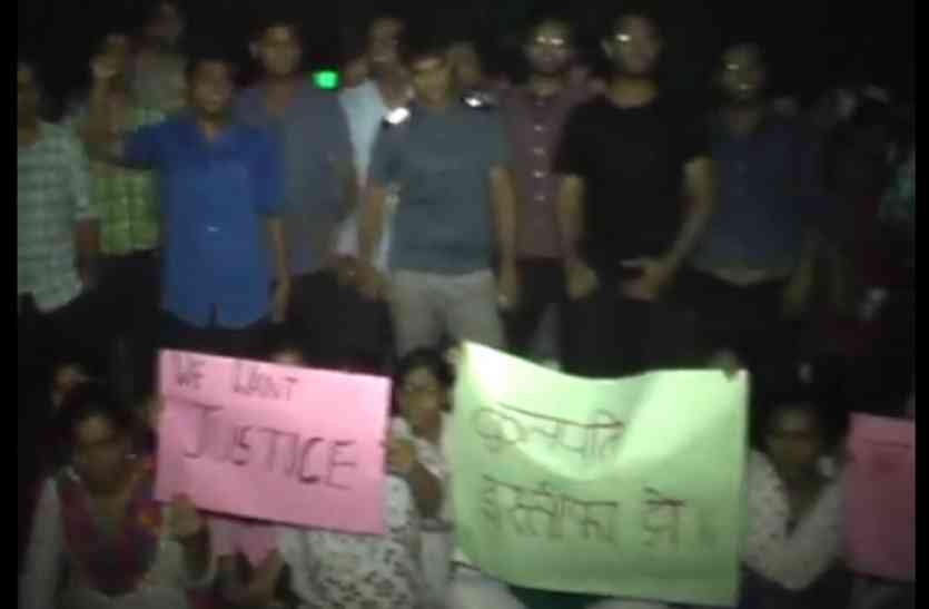 etawah मेडिकल के छात्र की मां की हुई मौत, छात्रों ने सैफई पीजीआई में किया हंगामा