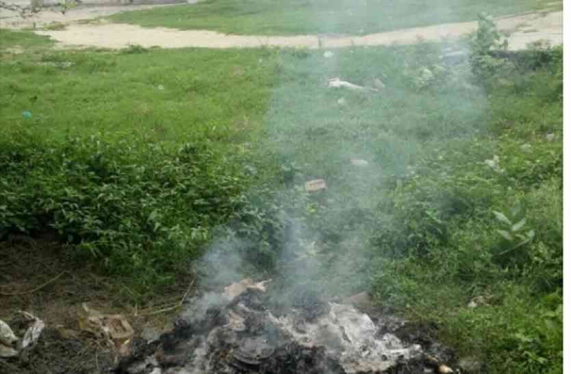 greater noida news स्कूल में बच्चों को बांटी जाने किताबों को जेवर एबीएसए ऑफिस के कर्मियों ने जलाया