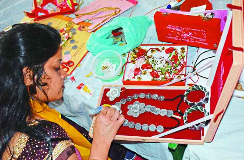 indian lady,sexy lady,hot lady,jewellry design,gold jewellry, gold coin treasure and jewellry found gold coin treasure यहां मिले सिक्कों से बने गहने, जिसने देखा दंग रह गया