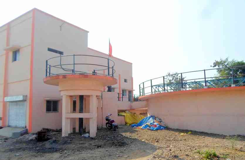 कभी मटमैला तो कभी केमिकल वाला पानी पीने को मजबूर जनता कभी मटमैला तो कभी केमिकल वाला पानी पीने को मजबूर जनता