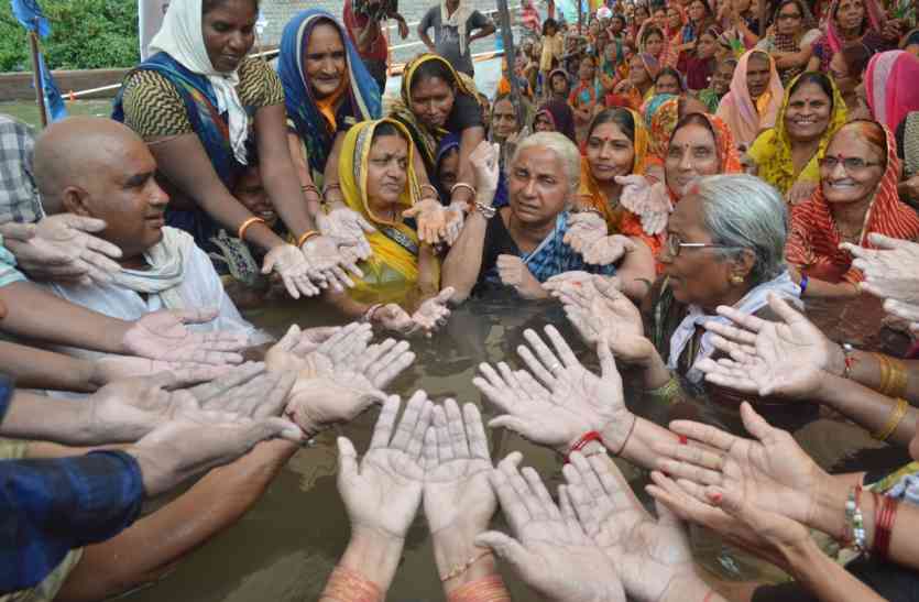 sardar sarovar dam and Submurged area in barwani बड़वानी के छोटा बड़दा में जल सत्याग्रह सत्याग्रह पर डूब प्रभावित, गलने लगे हाथ