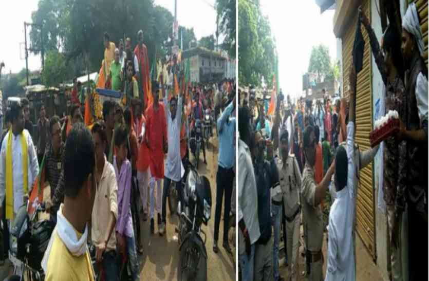 protest of bjp workers भाजयुमो प्रदेशाध्यक्ष और उद्यानिकी मंत्री को अपनों ने ही दिखाये काले झंडे और अण्डे - देखें वीडियो