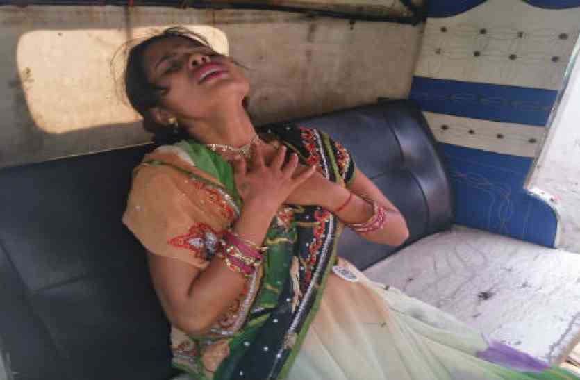woman दर्द से चीख रही महिला को चेेकिंग के दौरान गाड़ी से पुलिस ने उतारा