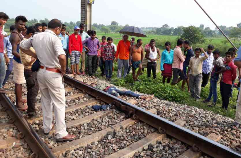 चलती मालगाड़ी के नीचे तीन बच्चों के साथ पिता कूदा, दो की मौत दो गंभीर चलती मालगाड़ी के नीचे तीन बच्चों के साथ पिता कूदा, दो की मौत दो गंभीर