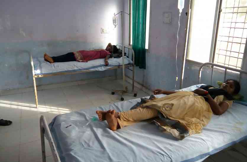 Treatment of injured young women in Multai Hospital आकाशीय बिजली गिरने से मोबाइल ब्लास्ट हुआ, एक युवक दो युवती घायल