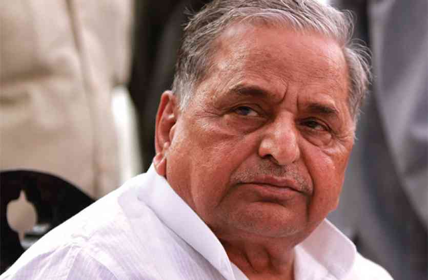 Mulayam Singh Yadav सपा के राष्ट्रीय अधिवेशन के होर्डिंग्स में मुलायम सिंह यादव को नहीं मिली जगह!