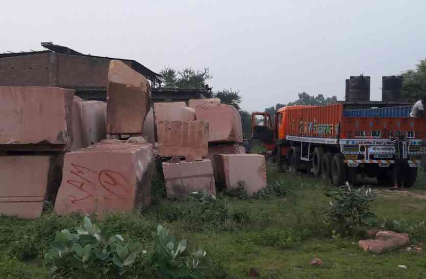 Stone brought to Ayodhya for construction of Ram Mandir राम मंदिर निर्माण के लिए पत्थरों की खेप पहुंची अयोध्या