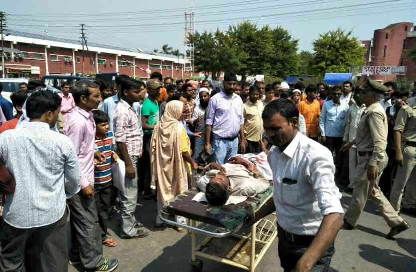 Road Accident अलीगढ़ में ट्रक ने मैक्स को मारी टक्कर, चार की मौत
