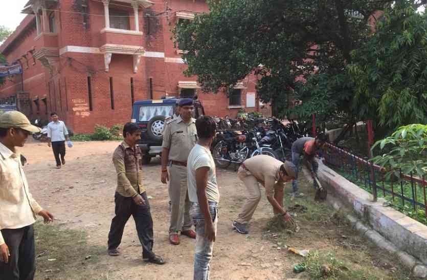 UP Police यूपी पुलिस पर चढ़ा सीएम योगी का खौफ, बंदूक छोड़ कर उठानी पड़ा झाडू