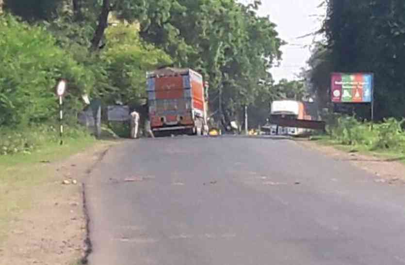 Police do illegal recovery from cattle trucks, itarsi, kesla, pathrota मवेशी के ट्रकों से पुलिस वाले करते है अवैध वसूली