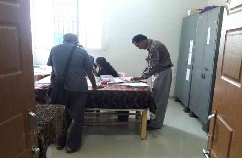 Agent in RTO office मंत्री मूणत का आदेश यहां कोई नहीं मानता, लोग करते हैं अपनी मनमानी, प्रशासन भी मौन
