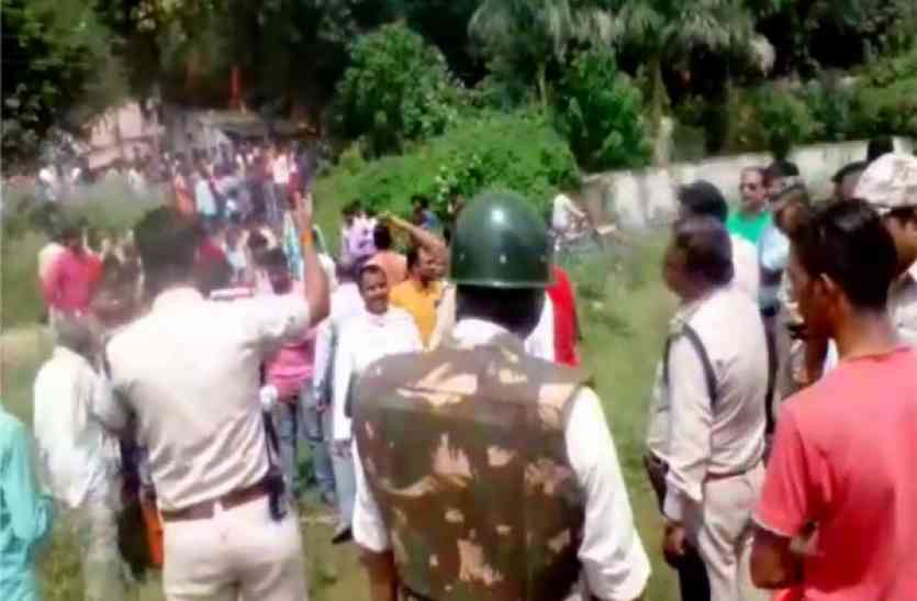 patrika Video : शव दफनाने के दौरान बनी विवाद की स्थिति, दोनों समुदाय आमने-सामने, भारी मात्रा में पुलिस बल तैनात...