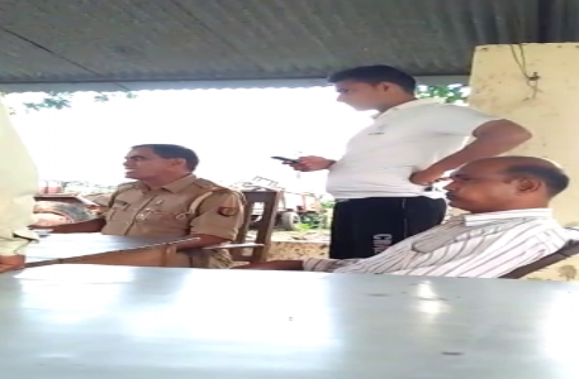 police थाने में फरियादियों के सामने सिगरेट पीते दारोगा जी, नहीं सुनते किसी की बात