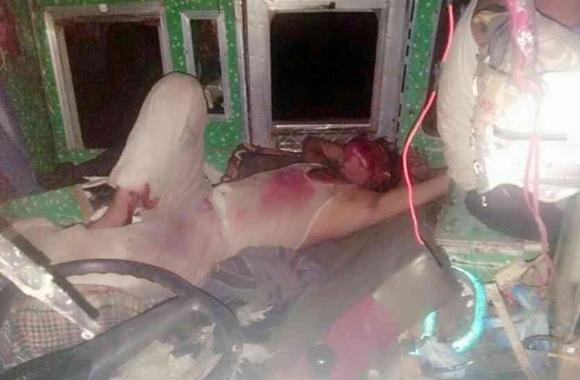 The accident, bus-truck, two passengers died, injured, shivpuri news, shivpuri news in hindi, mp news कोटा जा रही यात्री बस ट्रक से टकराकर पलटी, महिला यात्री व क्लीनर की मौत