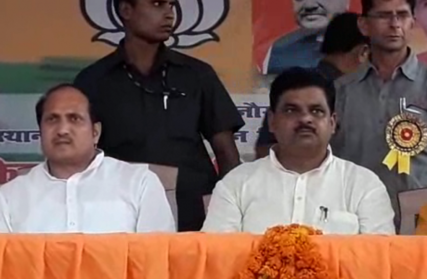 Suresh किसानों को मिल रहा 9 पैसे से 84 पैसे की ऋण माफी का प्रमाण-पत्र और ये मंत्री कर रहे हैं गुणगान