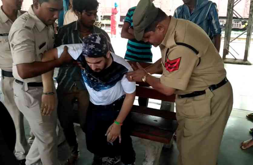चलने लगी ट्रेन तो बुआ को छोडऩे आया भतीजा ने लगा दी छलांग, हुआ घायल चलने लगी ट्रेन तो बुआ को छोडऩे आया भतीजा ने लगा दी छलांग, हुआ घायल