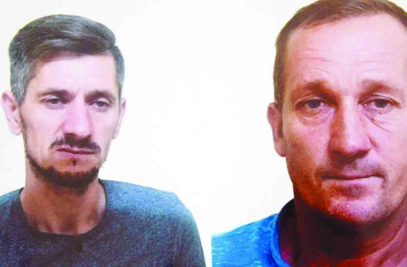 Two foreigners arrested दो विदेशी एटीएम मशीनों से छेड़छाड़ चुराते थे एटीएम कार्ड का विवरण
