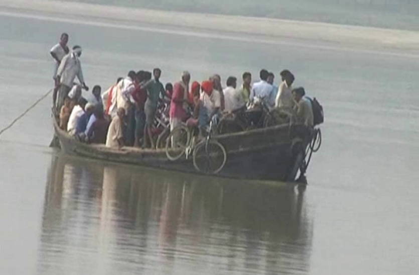 over loading on boats बागपात हादसे से भी नहीं ली सबक, भदोही में नावों पर जमकर हो रही ओवरलोडिंग