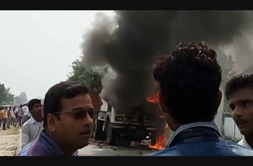 violence after student death मऊ में छात्र की मौत के बाद बवाल, जमकर आगजनी व पथराव के बाद अब हवाई फायरिंग