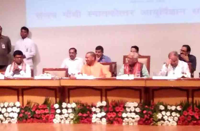 Lucknow Health News दीक्षांत समारोह में सीएम ने डाक्टरों को दी नसीहत, कहा - दिमागी बुखार से बच्चों को बचाएं