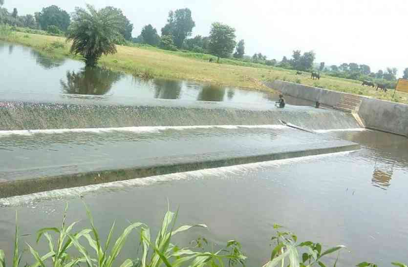 pratapgarh एनीकट में भरा पानी बढा रहा किसानों का उत्साह