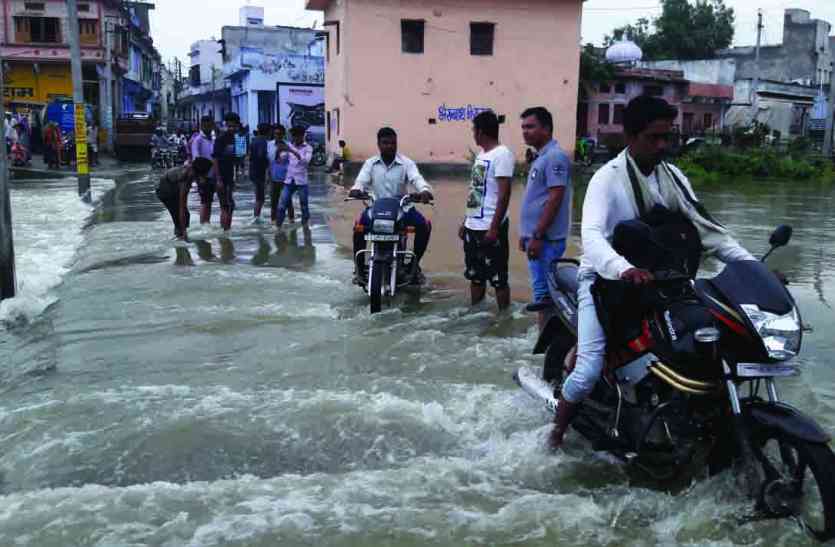 Bandiyanala, overflow rajsamand lake, rajsamand lake overflow, rajsamand lake, Rajsamand Hindi news, Rajsamand Lake, Latest hindi news rajsamand, Rajsamand PHOTOS : छलकती झील का पानी बांडियानाला में हो गया बेकाबू : प्रशासन को आधी रात मोही में खाली करानी पड़ी दुकानें