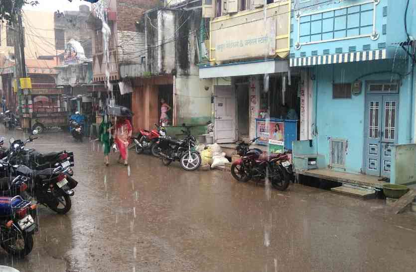 pratapgarh बारिश से फसलों में होने लगा नुकसान