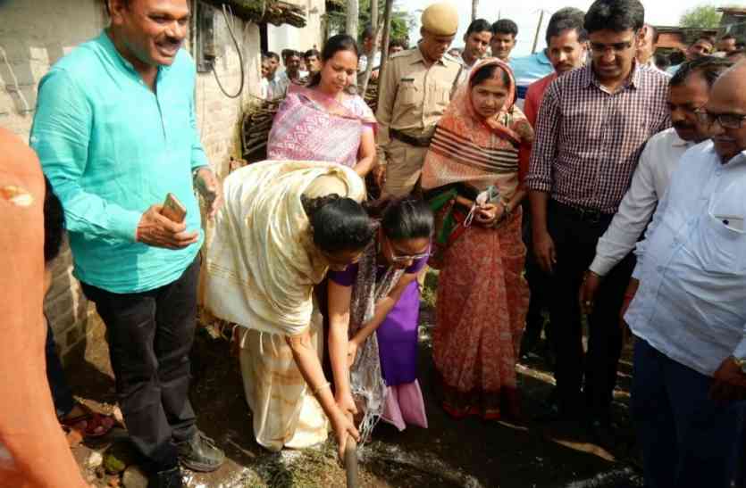 Toilet construction बोरगांव के 80 घरों में शौचालय नहीं, सांसद, विधायक ने पहुंचकर शौचालय निर्माण के लिए खोदे गड्ढें