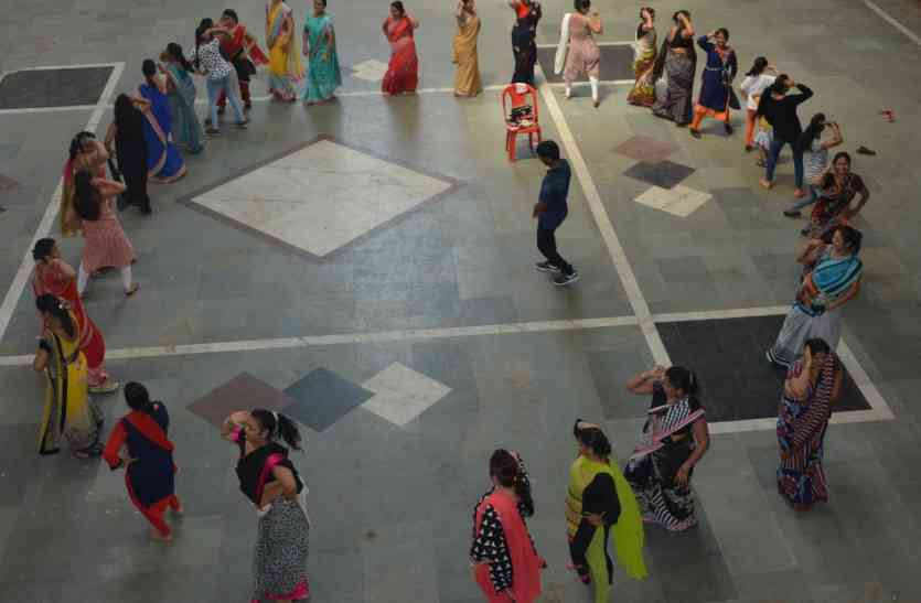 Youth, Morena, garba-dandiya khummar, Navratr, Practice युवाओं के सिर चढ़ा गरबा-डांडिया का खुमार