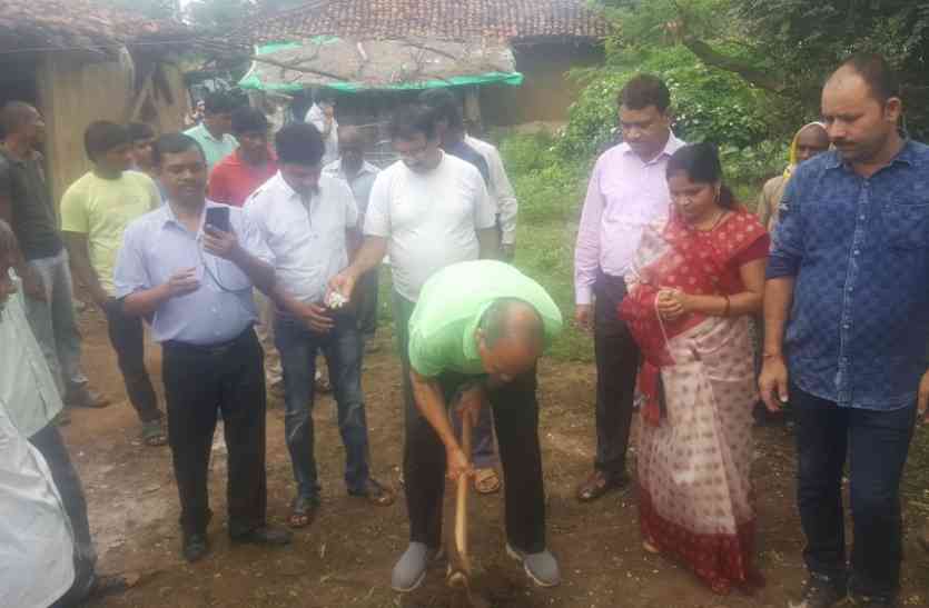 balaghat news ऐसा क्या मजबूरी की मंत्री, कलेक्टर को भी उठानी पड़ी कुदाल, जाने क्यों