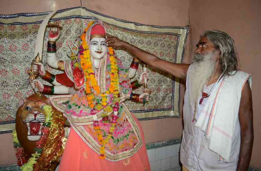 Thieves came to the temple took bananas and taken 15 lakh jewelery चोरों ने चोरी करने से पहले मंदिर में अपनाया ऐसा तरीका,आपने आज तक नहीं देखी होगी ऐसी ट्रिक
