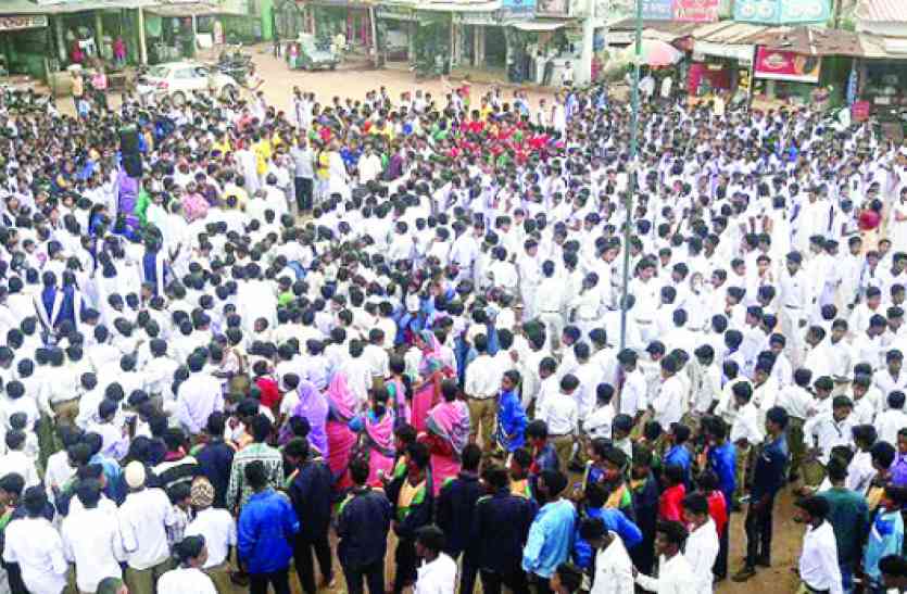 jashpur डोकलाम से आक्रोशित विद्यार्थियों ने चीनी सामानों का किया बहिष्कार
