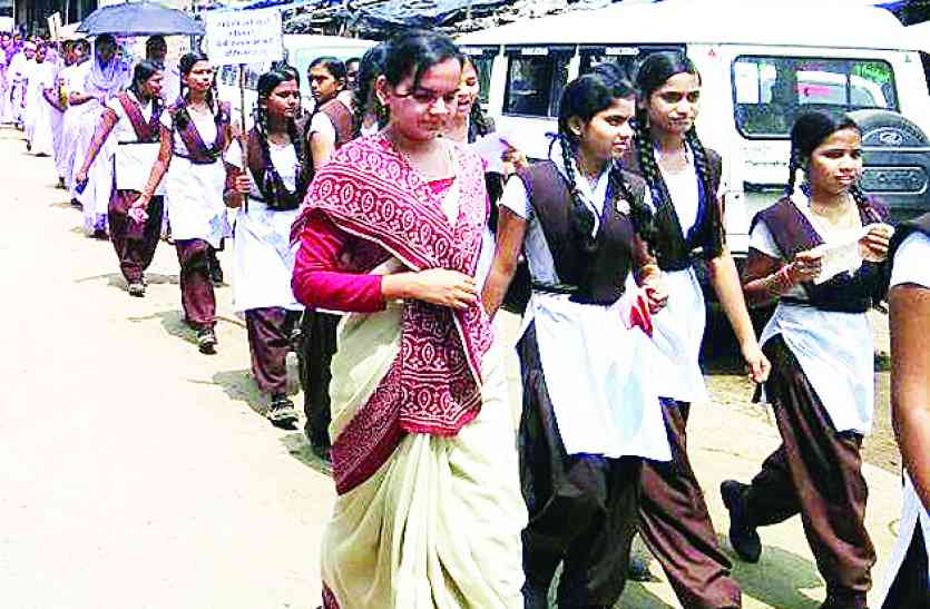 raily स्वदेशी सामान अपनाने निकाली रैली