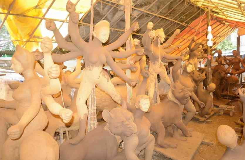 durga puja जगत जननी की प्रतिमा को दिया जा रहा अंतिम रूप