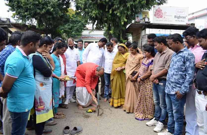 bhoomipujan 33.80 लाख की लागत से बनाए जाएंगे दो डिवायडर