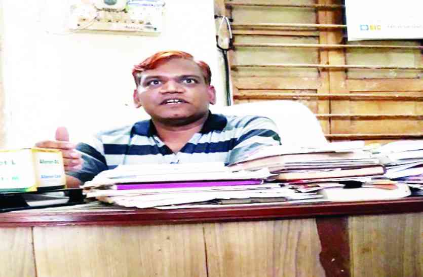 डॉ. केके डाहिरे के खिलाफ कार्रवाई करने से पुलिस के कांप रहे हाथ-पांव, पढि़ए खबर... डॉ. केके डाहिरे के खिलाफ कार्रवाई करने से पुलिस के कांप रहे हाथ-पांव, पढि़ए खबर...