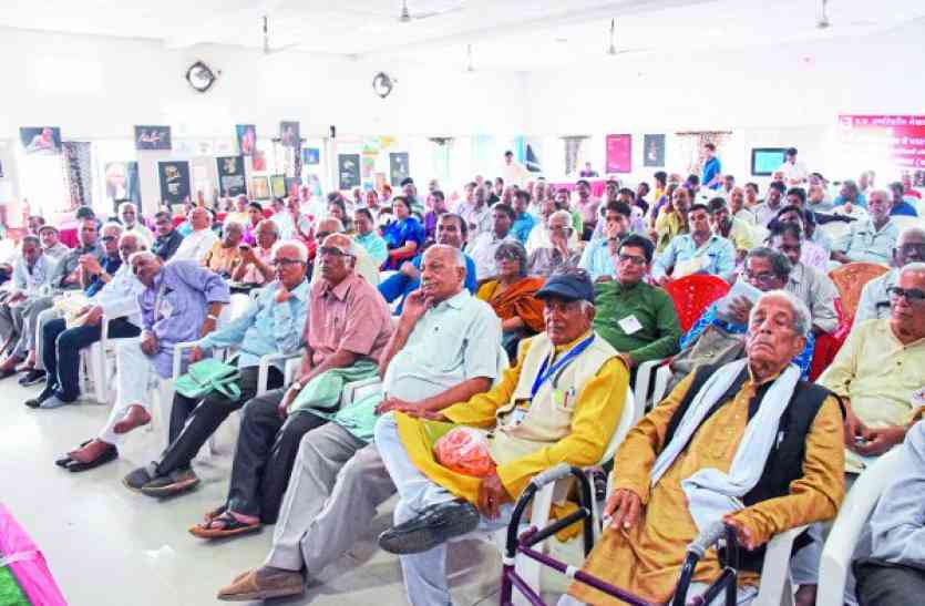 Fast anti-writers Gathering in Satna लेखकों ने खोला मोर्चा, बोले-हम भारतीय राष्ट्रवादी हैं, हिंदू राष्ट्रवादी नहीं