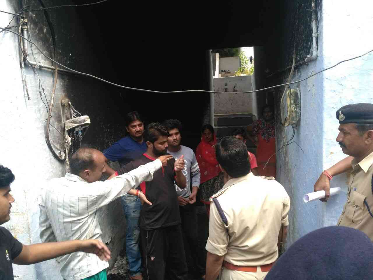 fire in quater, saf police line, police quater, fire in light meter, fire in house, three bike burnt, gwalior news, case in gwalior news hindi, mp news, police gwalior