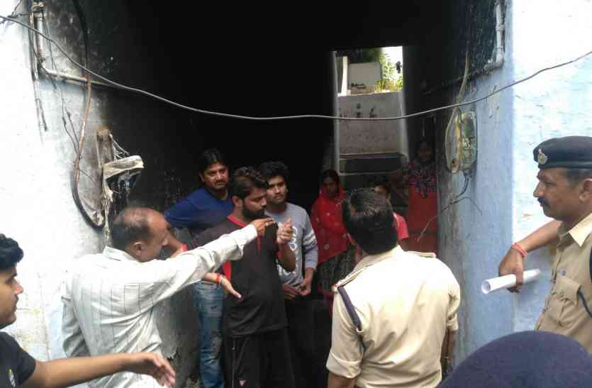 fire in saf quarter SAF आवास में धधकी आग: दम घुटा तो खुली नींद, खिड़की से महिलाओं बच्चों को निकाला, खुद बालकनी से कूदे